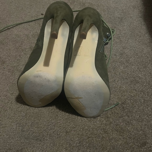 Lace up green heels - Picture 2 of 3